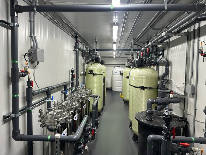 Sala de una planta modular Komline Pure Water con filtros a presión y trenes de tubería.